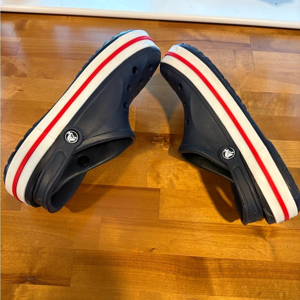 CROCS Women’s Size 9 Navy and Red Clogs - Picture 5 of 8